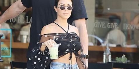 Kourtney Kardashian con look ciclista