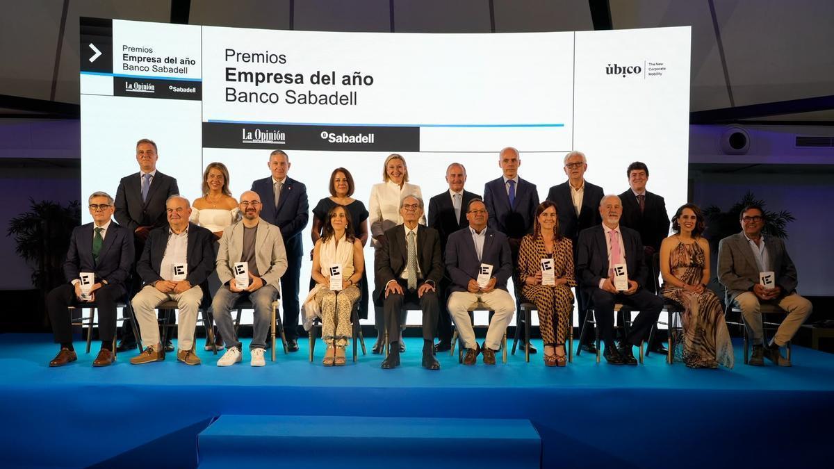 Foto de familia de todos los galardonados y autoridades tras la entrega de los Premios Empresa del Año Banco Sabadell.