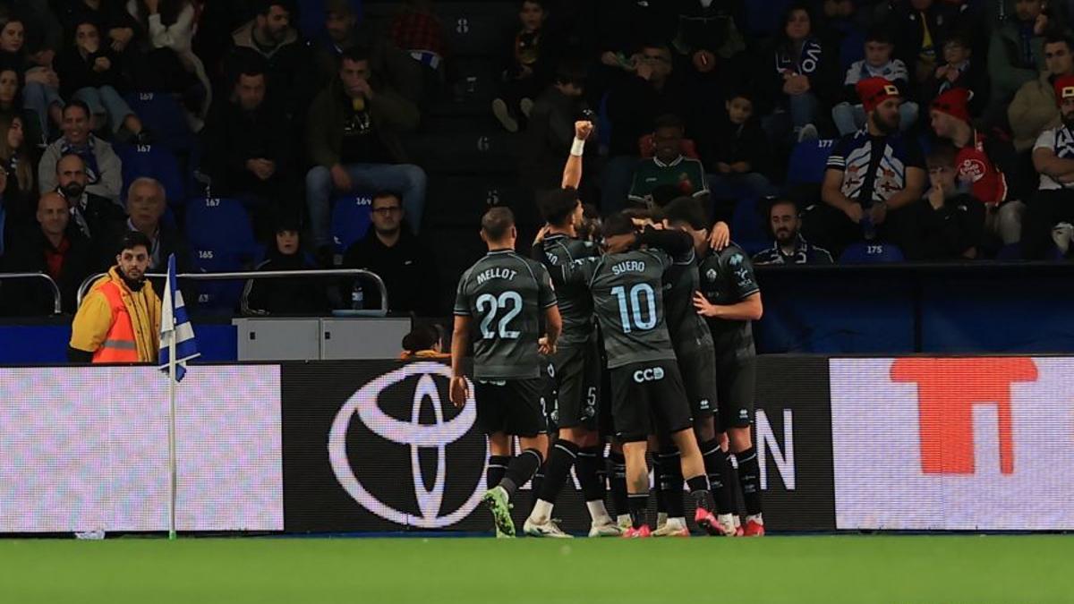 Los jugadores del Castellón celebran el empate de Doué