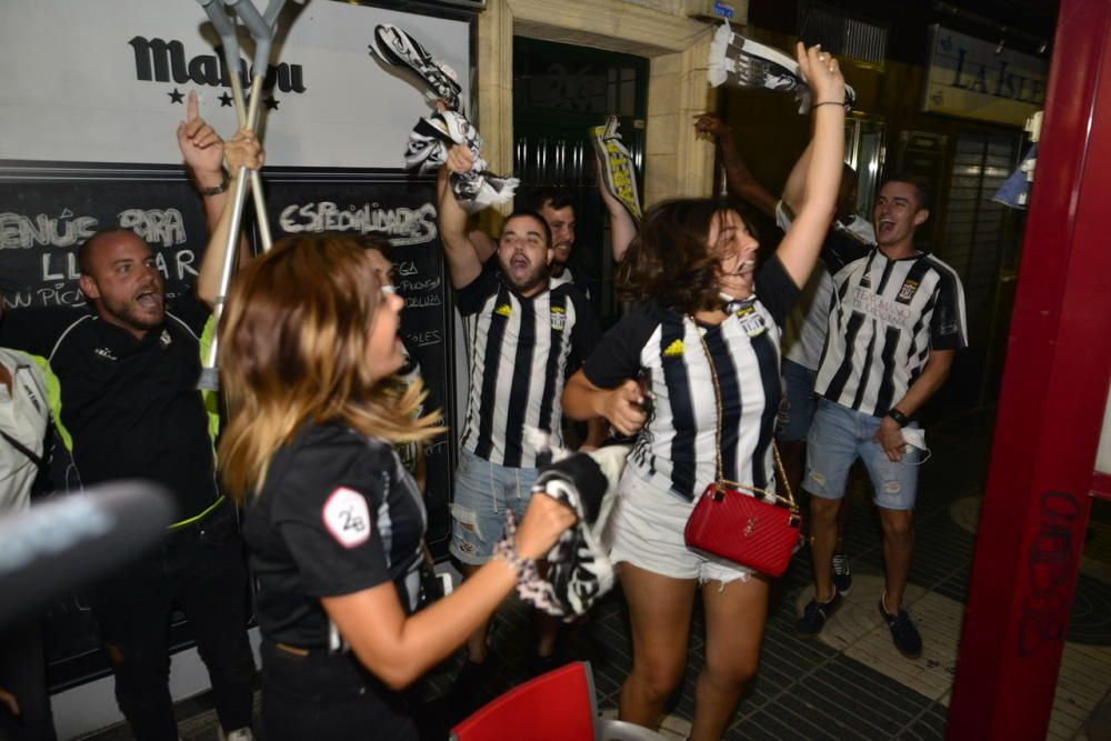 La afición celebra el ascenso del FC Cartagena