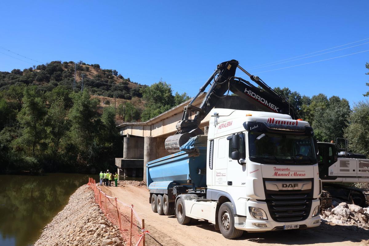 Los trabajos de derribo del viaducto que colapsó parcialmente el pasado mes de junio avanzan a buen ritmo con un 40% de la obra ejecutada.