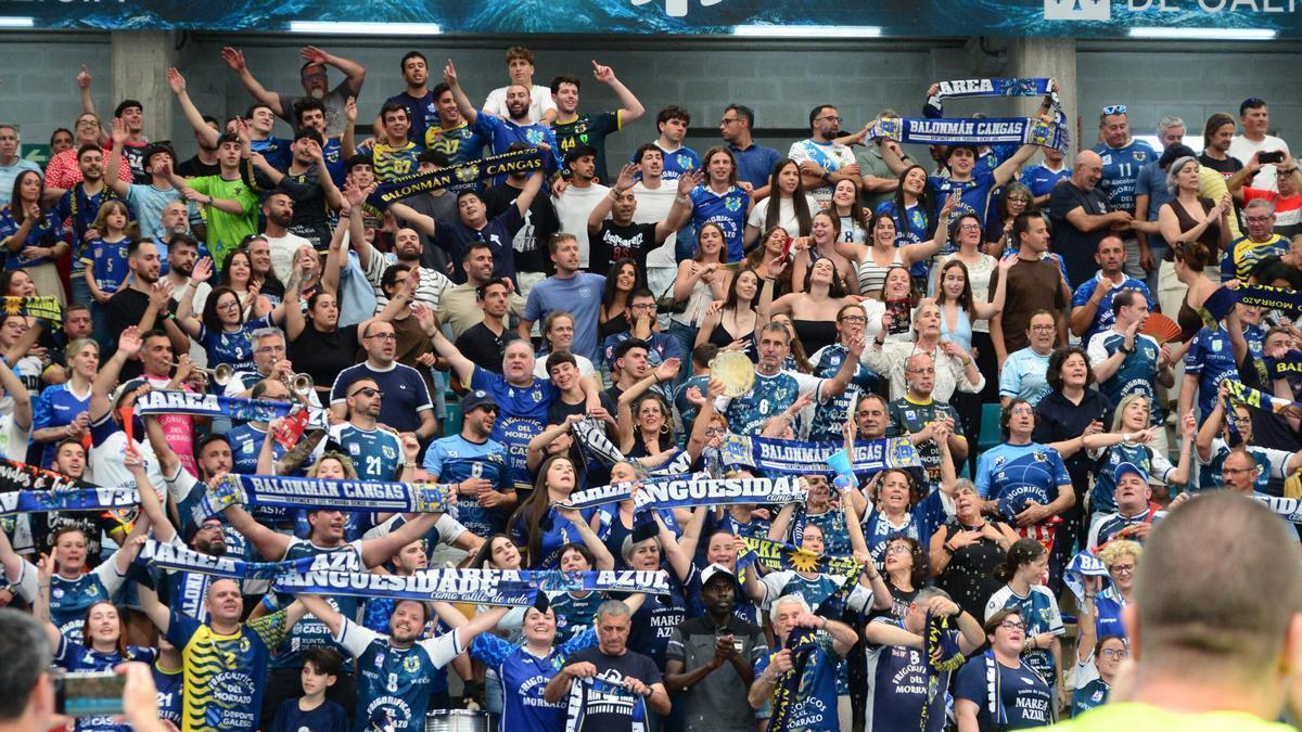 Aficionados del Frigoríficos del Morrazo en el último encuentro de Liga en O Gatañal ante el Puente Genil.