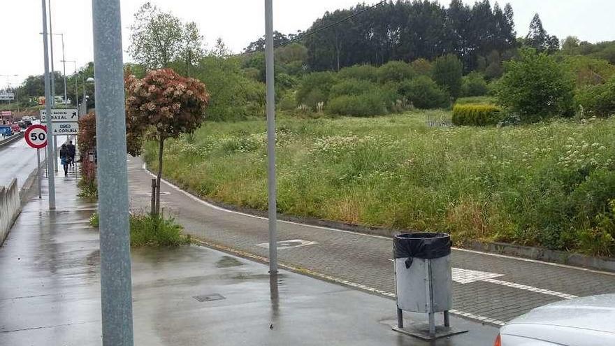 Terrenos donde se habilitará el aparcamiento, junto al vial paralelo a la Nacional-VI, en O Graxal.