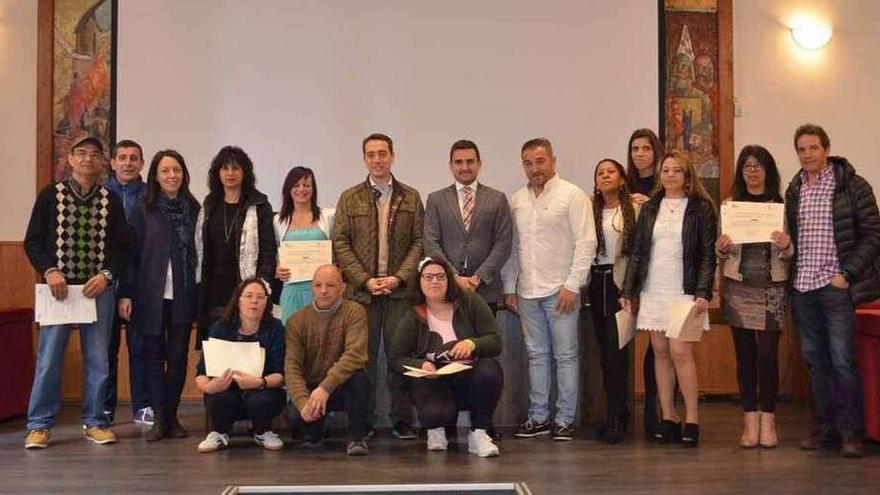 Foto de familia con alumnos, profesores y responsables públicos.