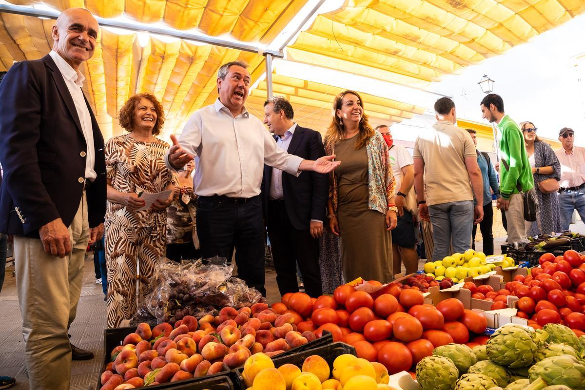 Juan Espadas, al inicio de su jornada de campaña.