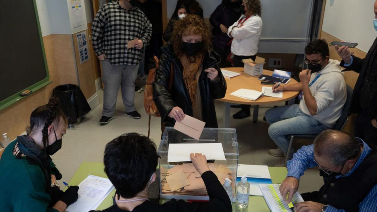 “Cuando viene a votar algún joven, casi le hacemos la ola”