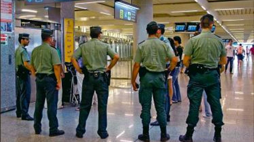 Beamte der Guardia Civil auf dem Flughafen Palma de Mallorca.