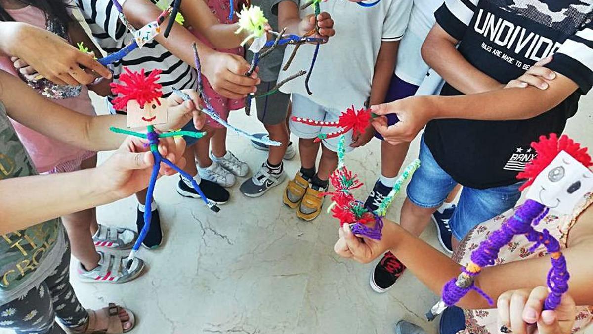 Muñecos realizados en los campamentos de Cambre.