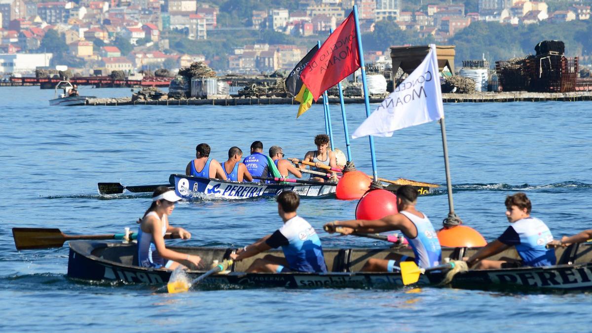 Una maniobra de virada en la regata de ayer, con una tripulación Tirán en primer término y al fondo la de Txampa Antigua.