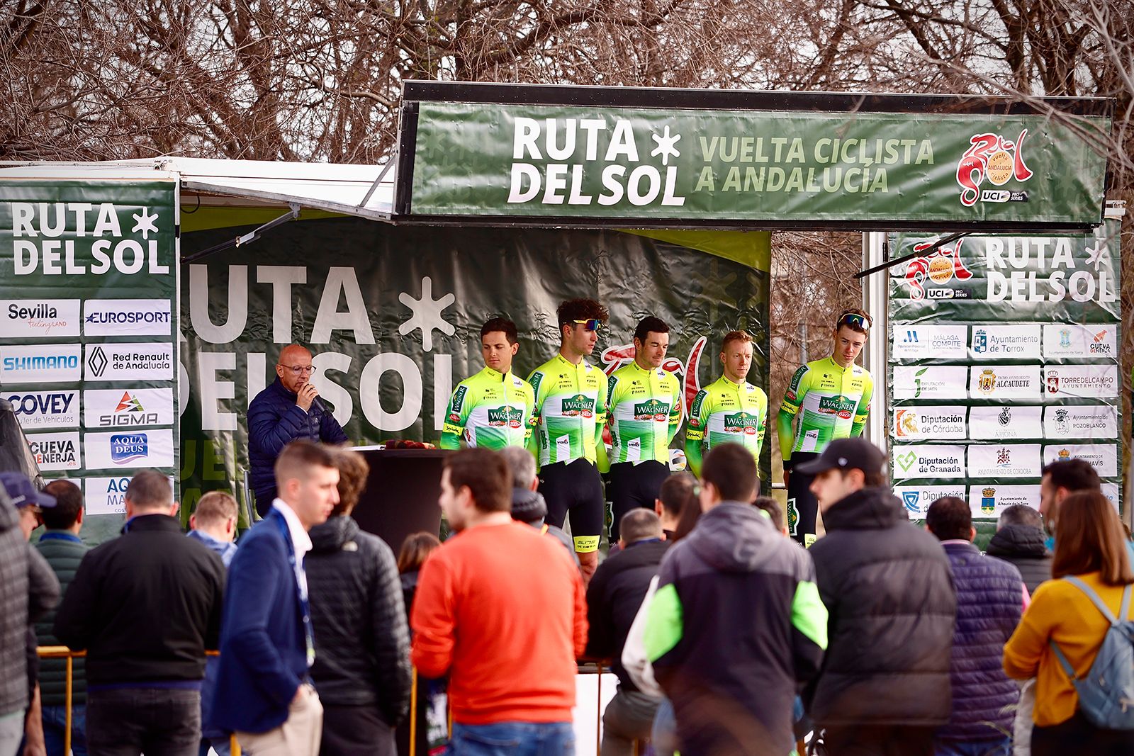 La salida de la etapa de Córdoba de la Vuelta a Andalucía en imágenes