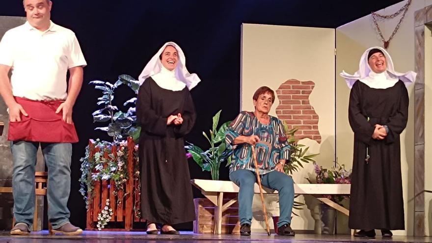 Los actores de «Xana», representando la obra en el teatro Prendes. | G. B.