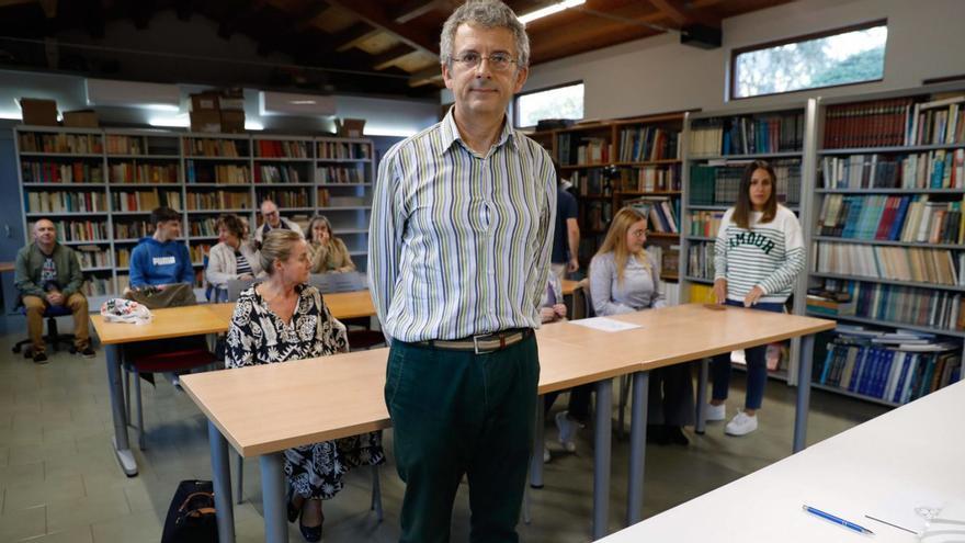 Juan Ramón Fuentes, antes de su ponencia en la inauguración del curso del CEAG. | Mara Villamuza