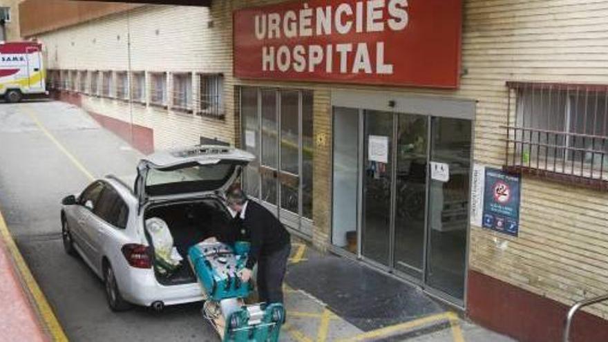 Los sanitarios transportan enseres y equipos médicos en coches particulares