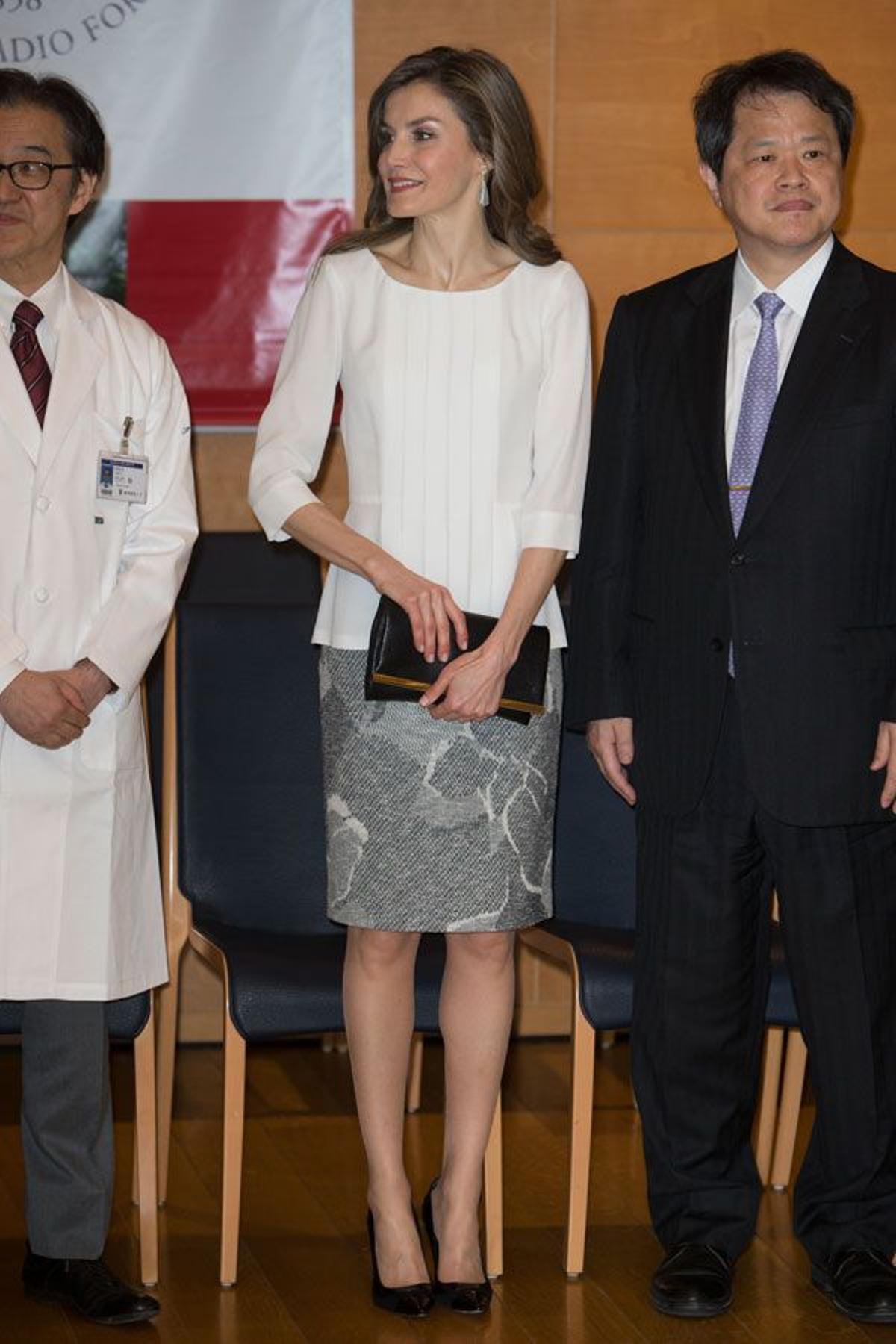Letizia Ortiz con falda de Hugo Boss en Japón
