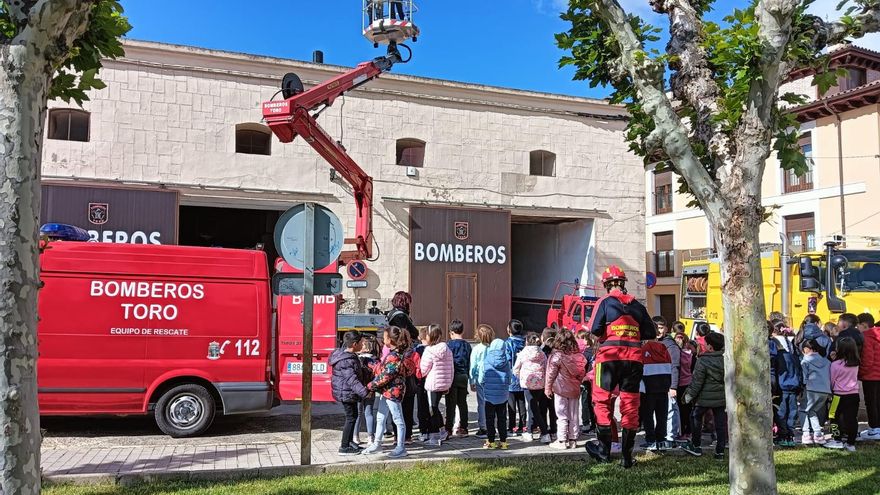 Alumnos del Hospital de la Cruz se acercan a la labor de los bomberos de Toro