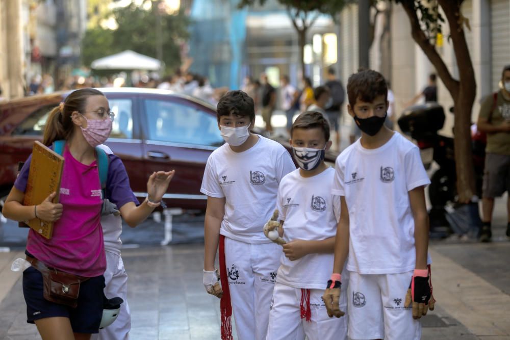 Las fallas infantiles recuperan la pilota valenciana en la calle del ayuntamiento