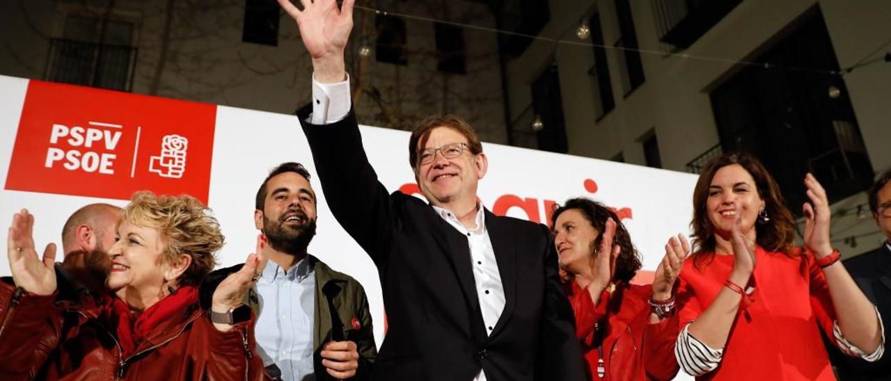 El presidente de la Generalitat, Ximo Puig, durante la noche electoral en la sede de los socialistas valencianos.