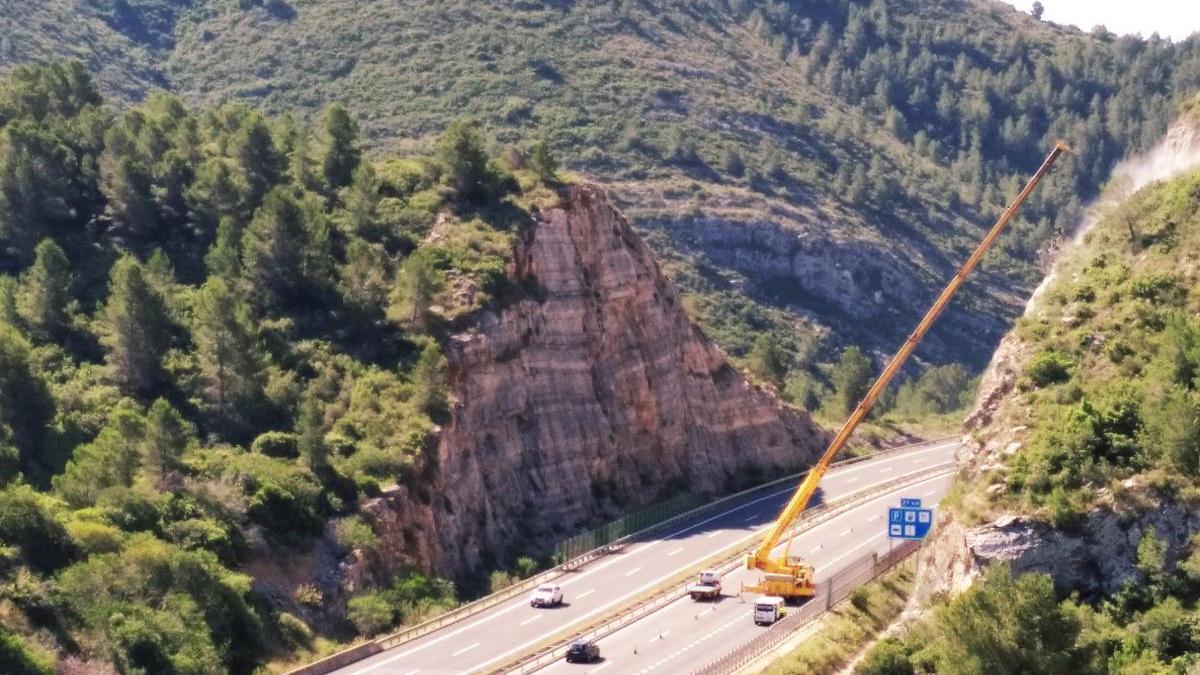 Obras en los taludes de la Marina Alta de la antigua autopista