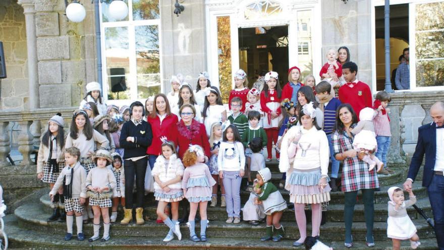 La fotógrafa Mary Quintero y la diseñadora Marisa Durán, rodeadas de los niños que desfilaron. // Faro