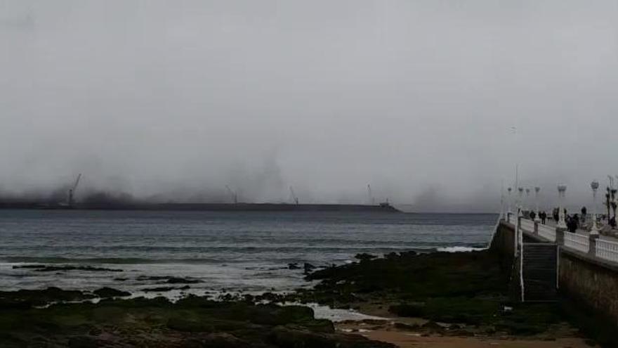 La borrasca "Félix" llena la costa gijonesa de carbón