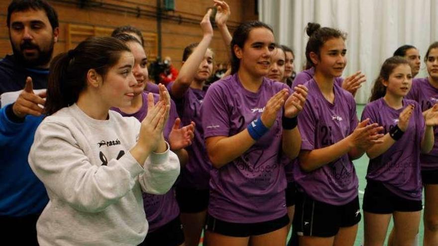 Las chicas del Valbusenda celebran su título regional.