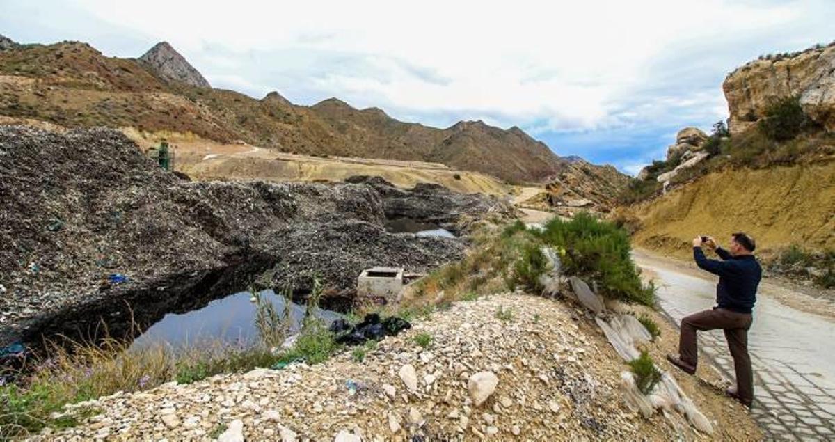 El Consell y Murcia piden al Gobierno ayuda para los gases y lixiviados de «Proambiente»