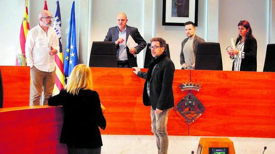 El presidente del Consell de Eivissa, Vicent Marí, se dirige a la interventora antes de un pleno de la institución insular.