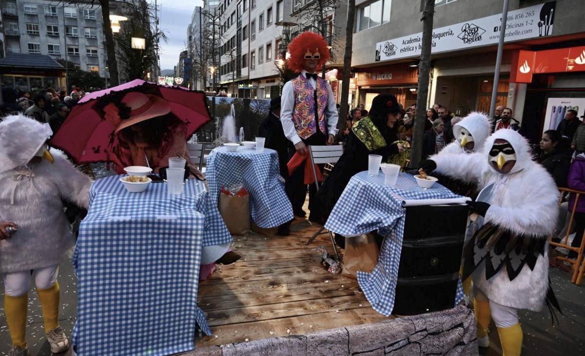 Os das Pistas parodiaron la lucha de los clientes con las gaviotas. | RAFA VÁZQUEZ