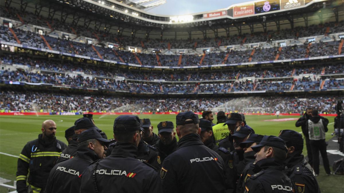 Agentes de la Policía Nacional en el Santiago Bernabéu antes del Real Madrid - FC barcelona de la Liga 2016/17