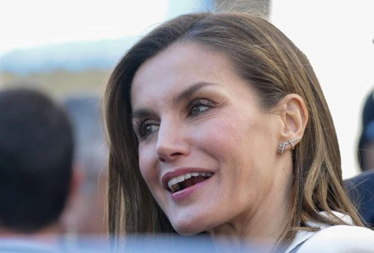 Letizia Ortiz con chaqueta blanca de Carolina Herrera y pendientes de Gold&amp;Roses