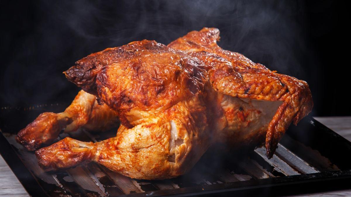 Los expertos despejan la duda esto es lo que ocurre en tu cuerpo si te comes la piel del pollo asado