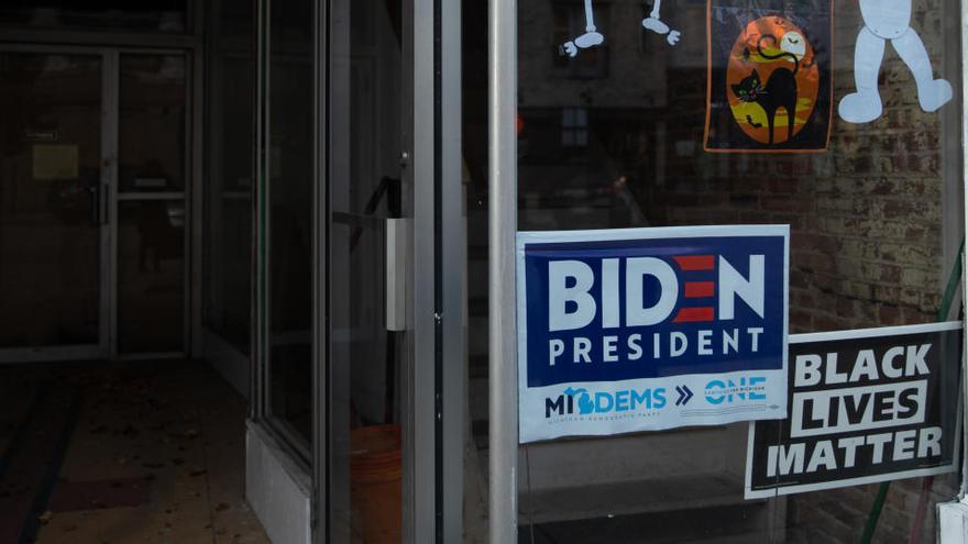 Un cartel de &#039;Biden presidente&#039; en un comercio de Michigan