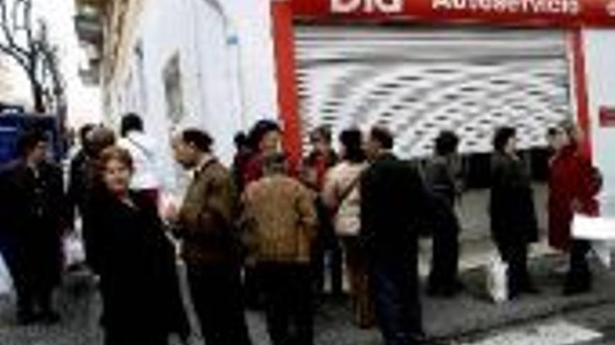 Atracan con una navaja la tienda Dia de la calle Arturo Aranguren