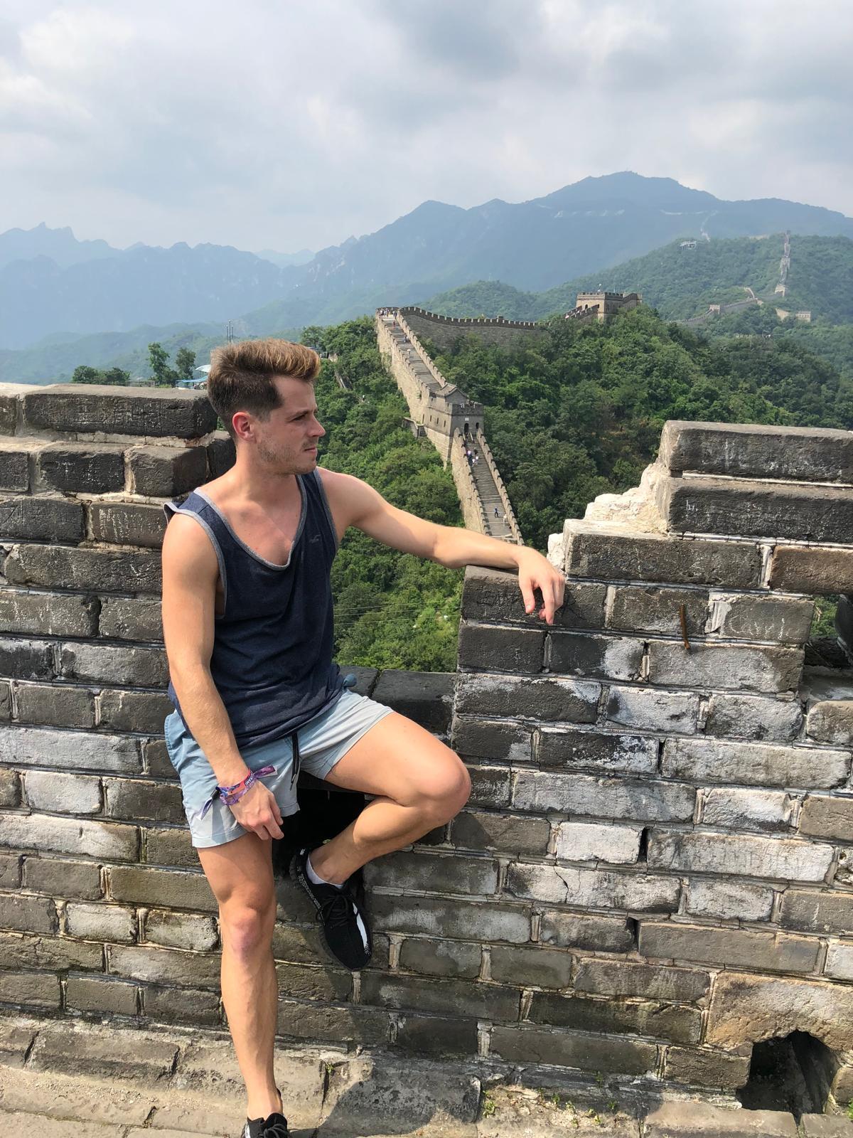 David Cienfuegos, en una visita a la Gran Muralla.