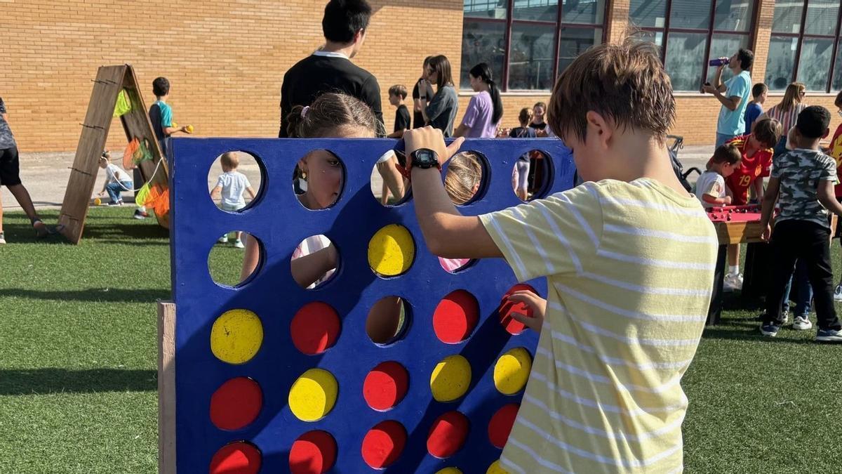 Todas las tardes, en diferentes plazas de Almassora, se organizan actividades para los más pequeños.