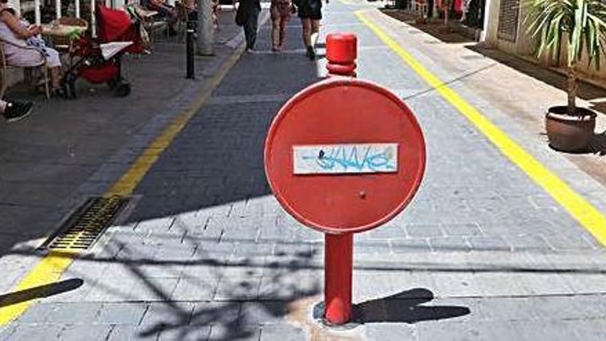 Señal de prohibición de paso en la calle Sant Antoni, en una imagen de archivo.