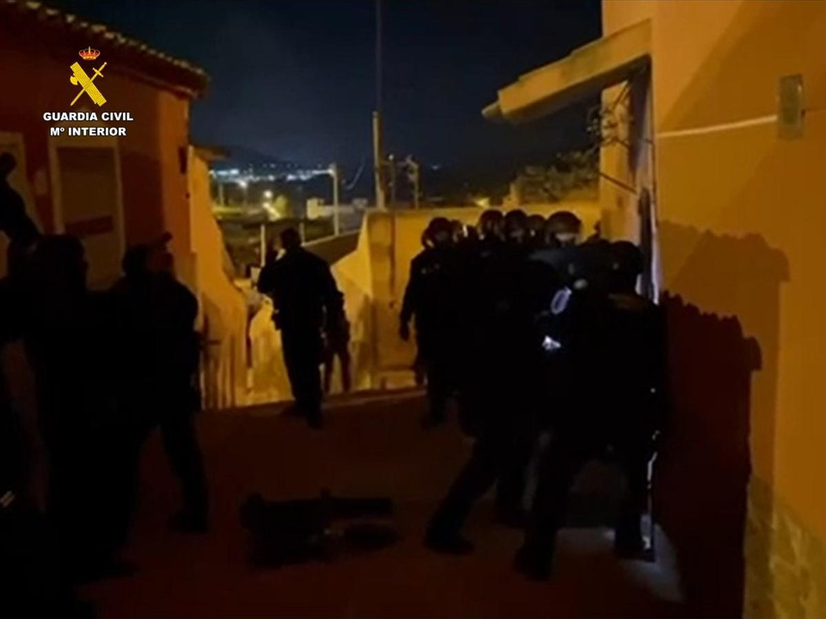 Un momento del operativo de la Guardia Civil contra el clan familiar.