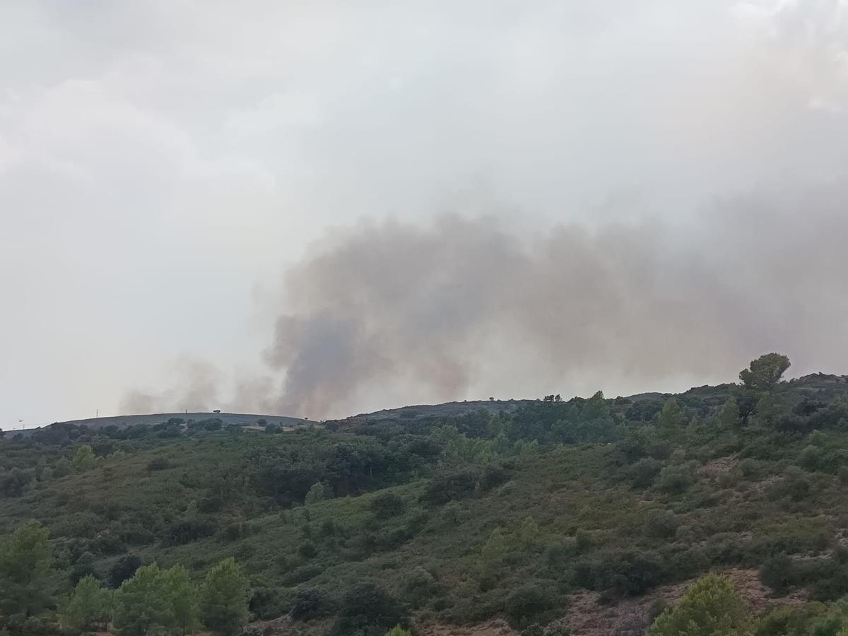 El humo del incendio de este lunes.