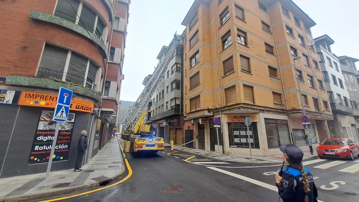 SEGUIRIDAD VIAL | Susto en pleno centro de Mieres: el desprendimiento de cascotes de una fachada corta una de las calles más transitadas de la ciudads