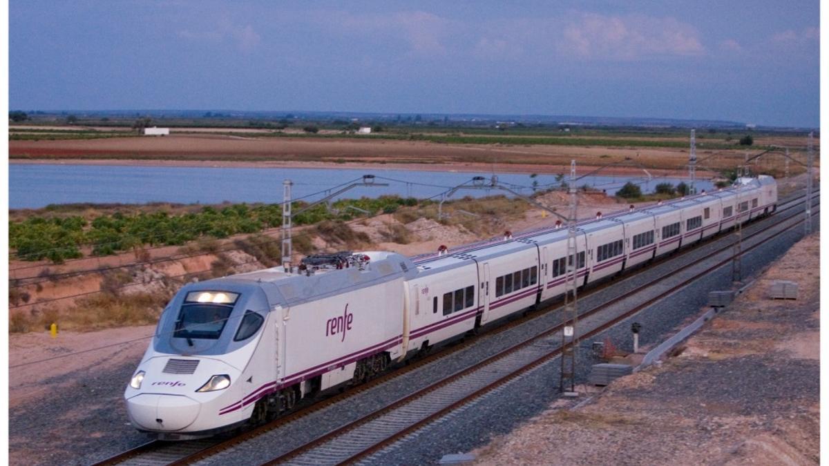 Un tren de Renfe, a su paso por la provincia de Córdoba, en una imagen de archivo.