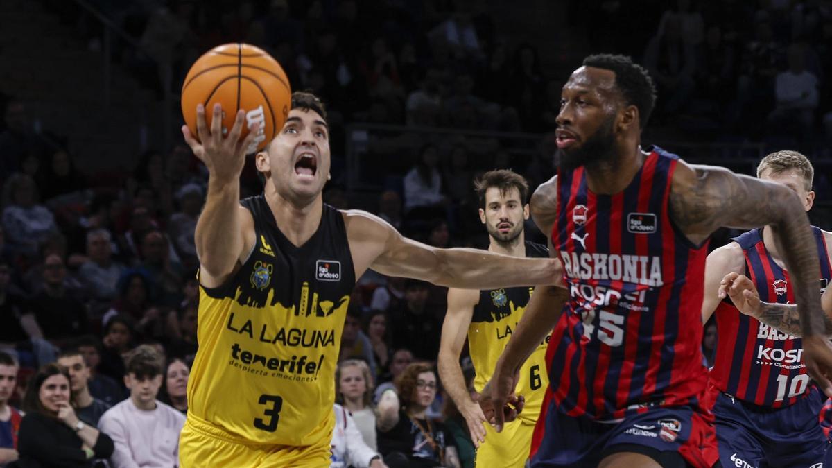 Jaime Fernández penetra a canasta ante la defensa de Donta Hall en el Baskonia-Canarias.