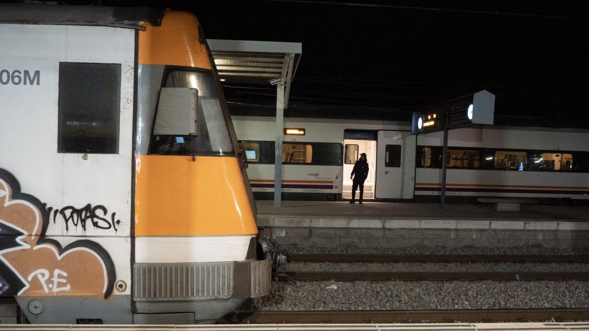 Un tren de Rodalies a l'estació de Figueres.