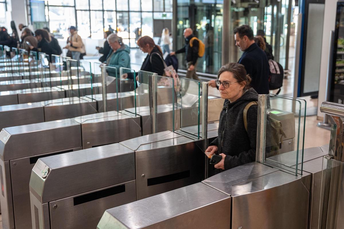 Usuarios del transporte público afrontan la pérdida de la bonificación de los billetes