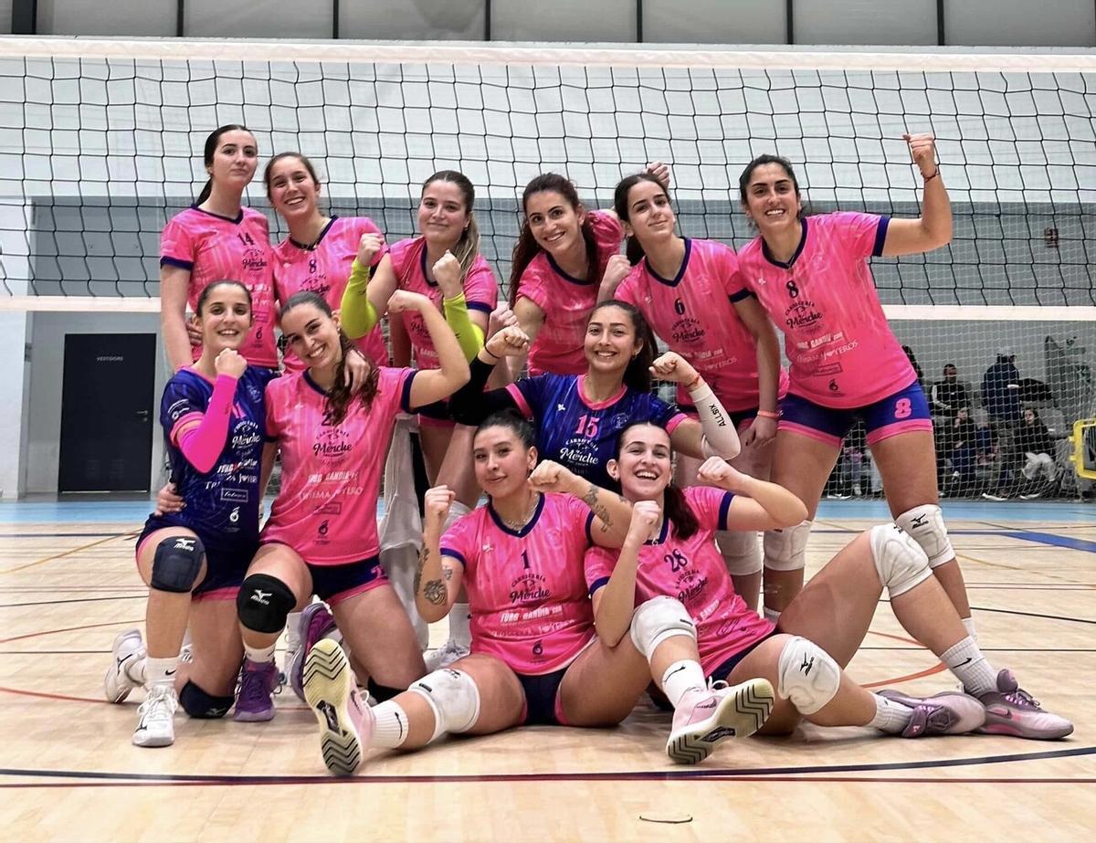 Las seniors del CV Gandia celebran su triunfo en el derbi ante el CV Real de Gandia