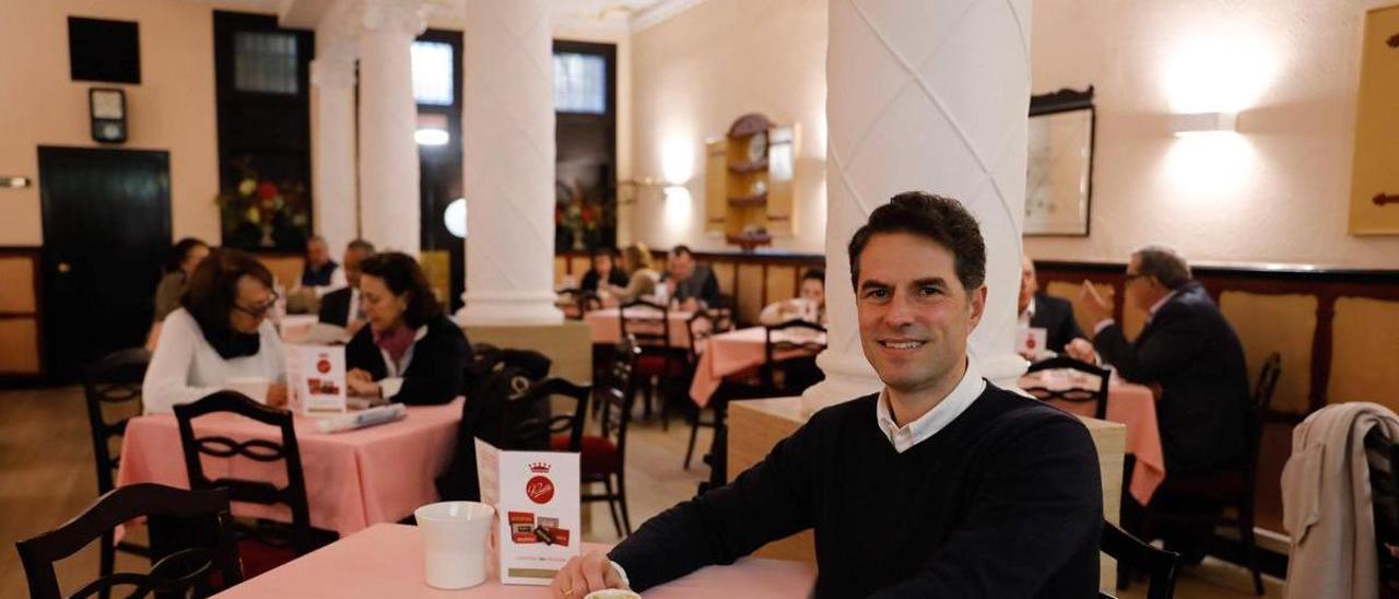 Francisco Gayoso, en el salón de Rialto, en Oviedo.