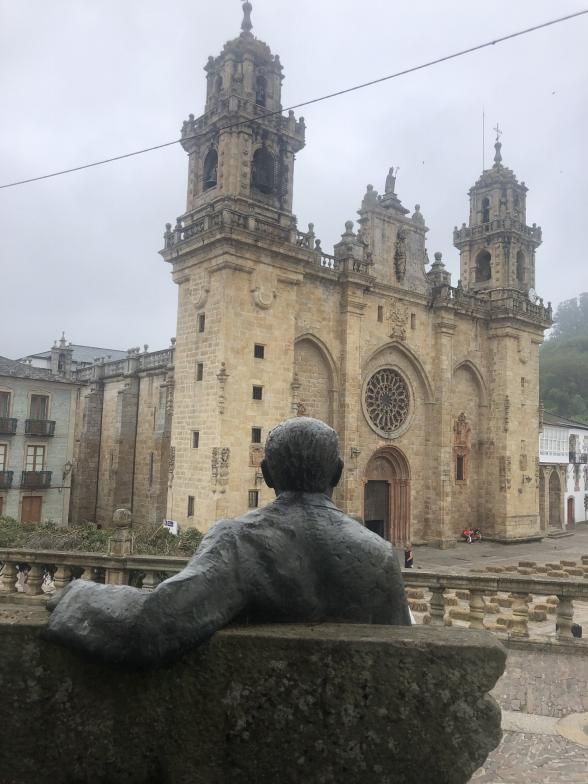 La estatua de Cunqueiro contempla “su” Catedral.