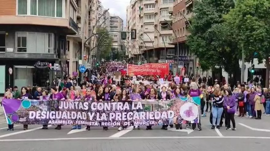 "El feminismo es igualdad, hoy luchamos por la paz", el grito de las mujeres de Murcia que defienden que otro sistema es posible