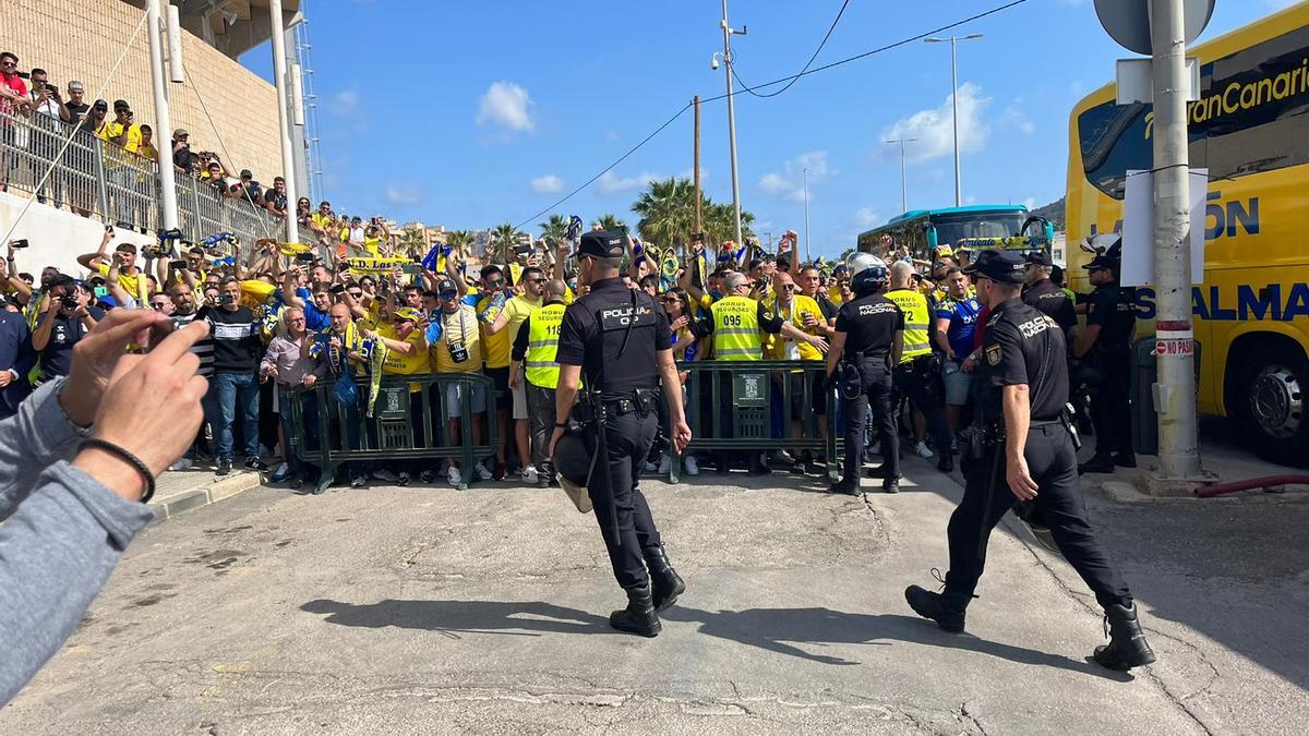 La 'Marea amarilla' arropa a la UD Las Palmas en su llegada a Cartagonova