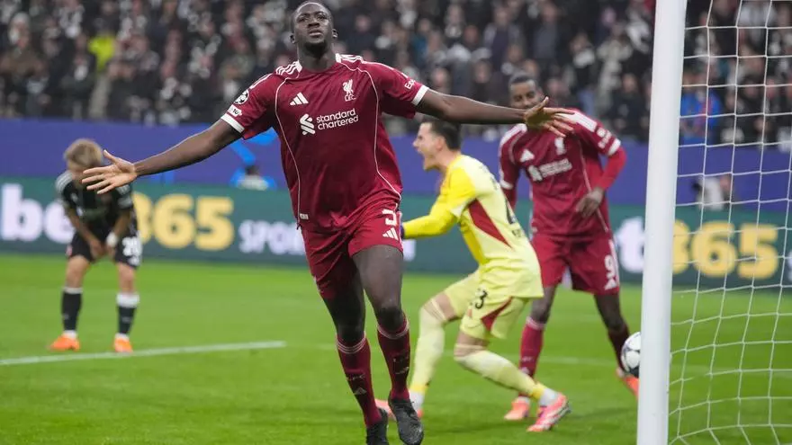 Konaté 'copia' a Van Dijk para marcar el tercero del Liverpool