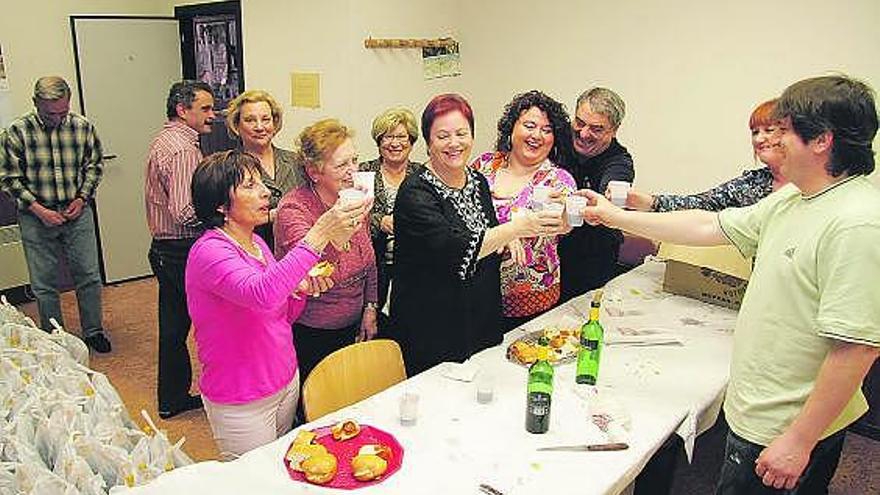 Carmen Duarte, en el centro, brinda con un grupo de vecinos en la sede de la asociación «Fumeru» de El Llano.